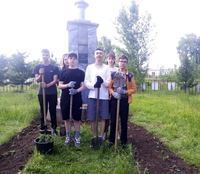 Цветочное оформление памятника труженикам тыла.