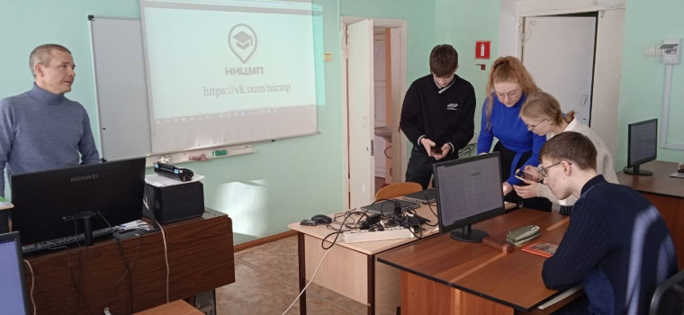 Сегодня в нашей школе в рамках Месячника информационной безопасности на уроках информатики у обучающихся 11 класса прошёл Кейс-чемпионат по цифровой гигиене и навыкам медиаинформационной грамотности..